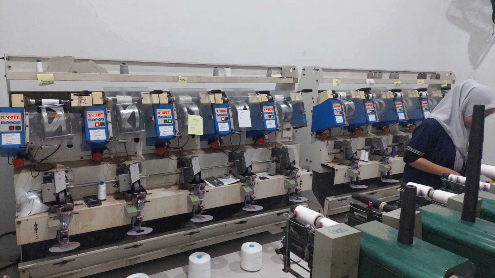 Mesin winding benang spun polyester di pabrik PT Mustika Benang Brilian