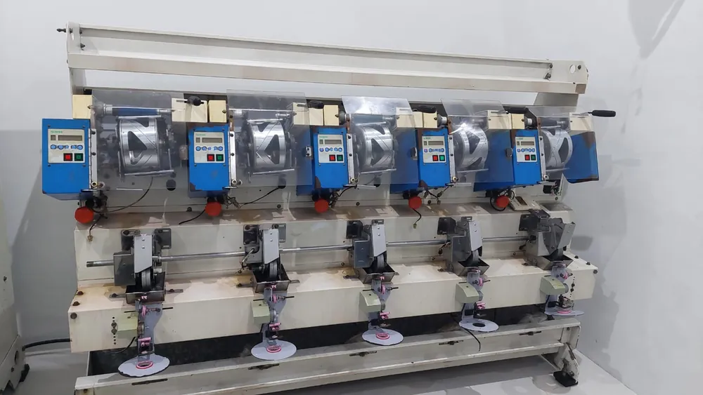 Barisan mesin penggulung benang dengan panel digital timer