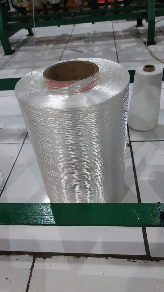 Cone benang putih dengan inti karton berlabel ukuran