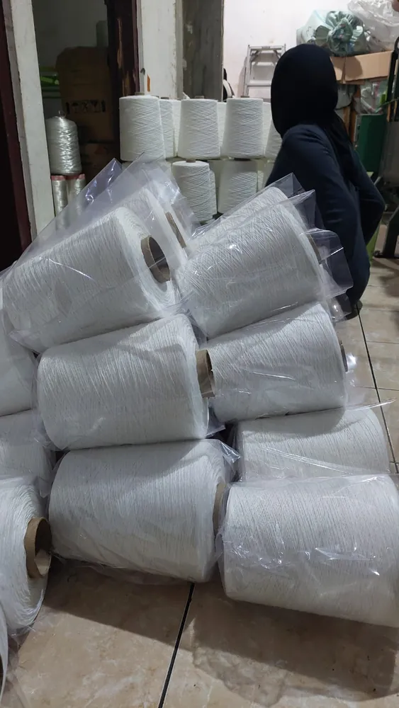Cone benang putih dikemas satuan dalam plastik bening