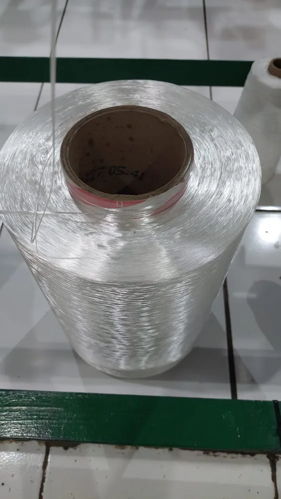 Cone benang putih di rak lantai produksi