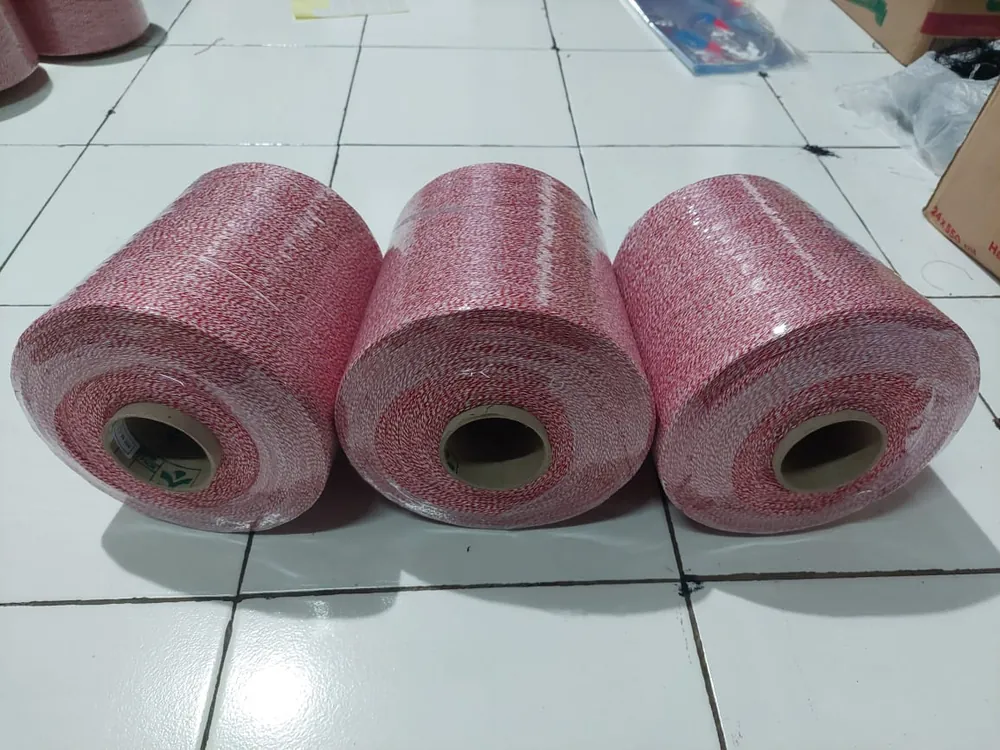Tiga cone benang warna mambo merah-putih terbungkus plastik