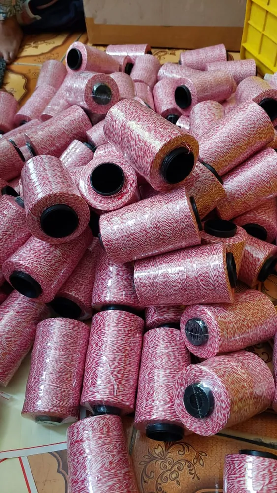Tumpukan cone benang warna mambo merah-putih