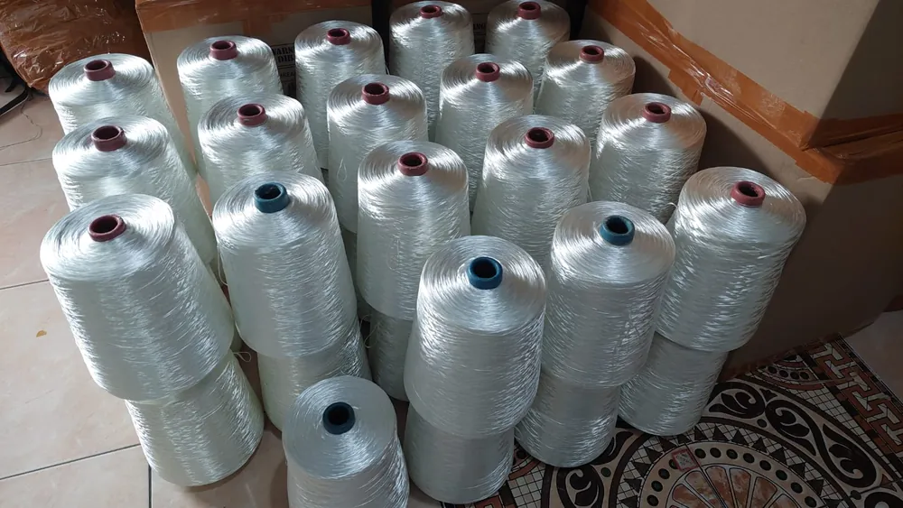 Puluhan cone benang polyester putih siap dikemas