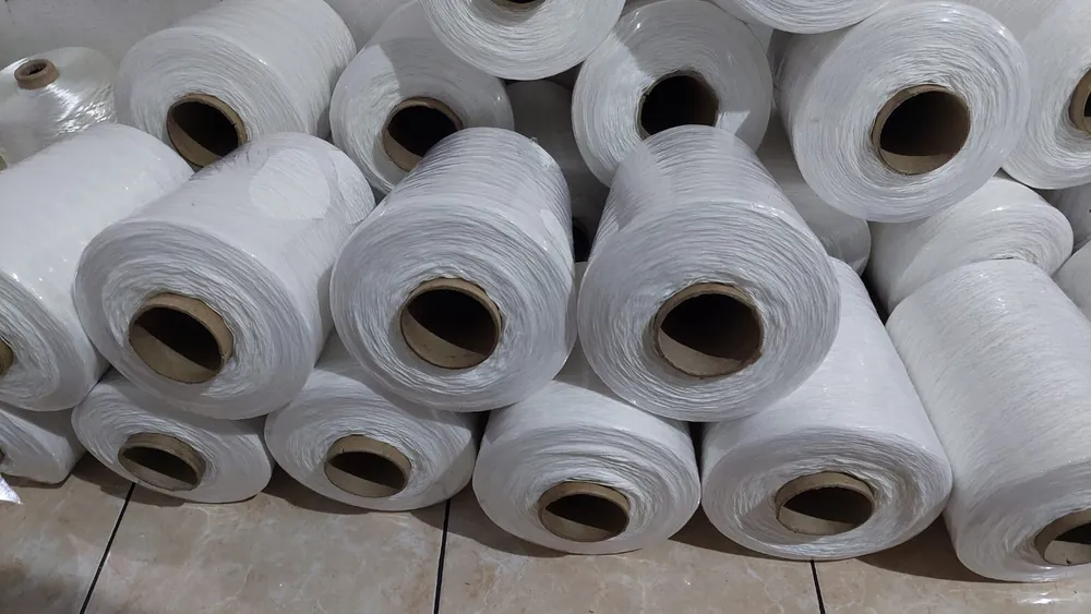Roll benang mentah berukuran besar sebelum masuk proses pemintalan