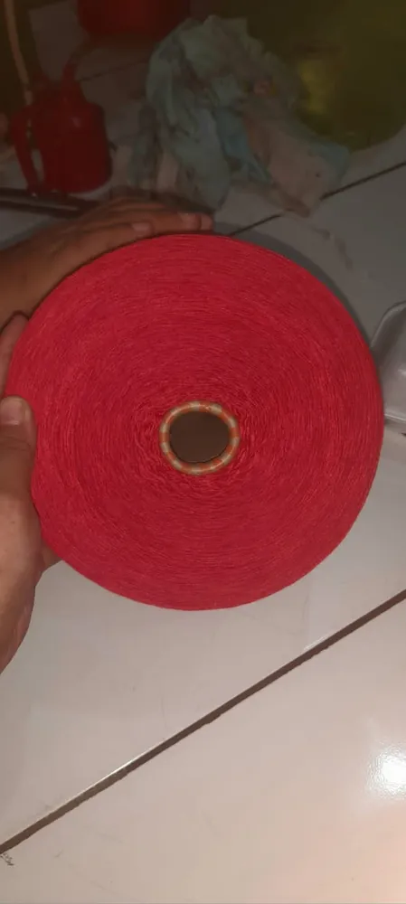 Roll benang warna merah solid