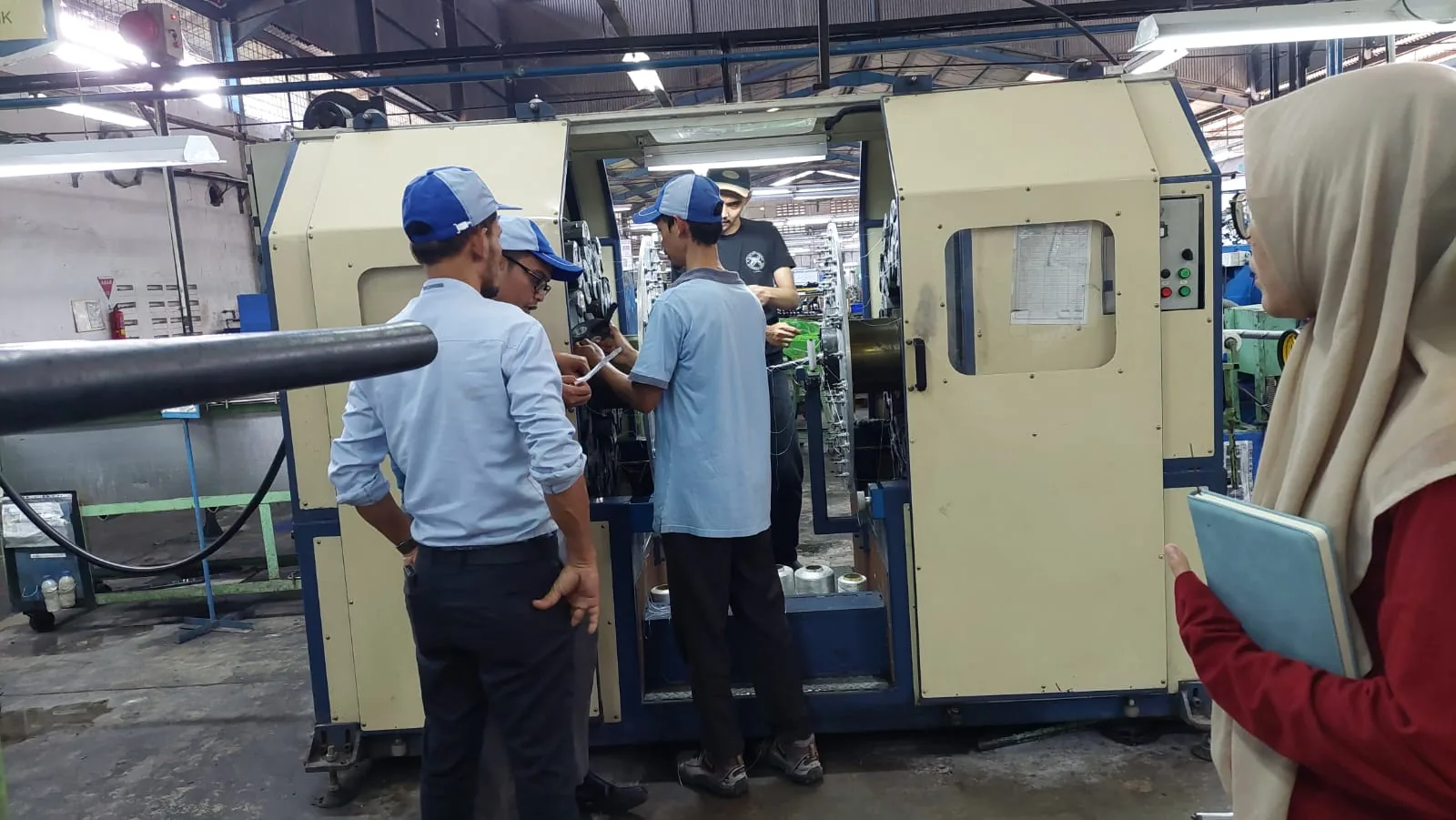 Lantai produksi PT Mustika Benang Brilian dengan mesin pemintal benang dan tim operator