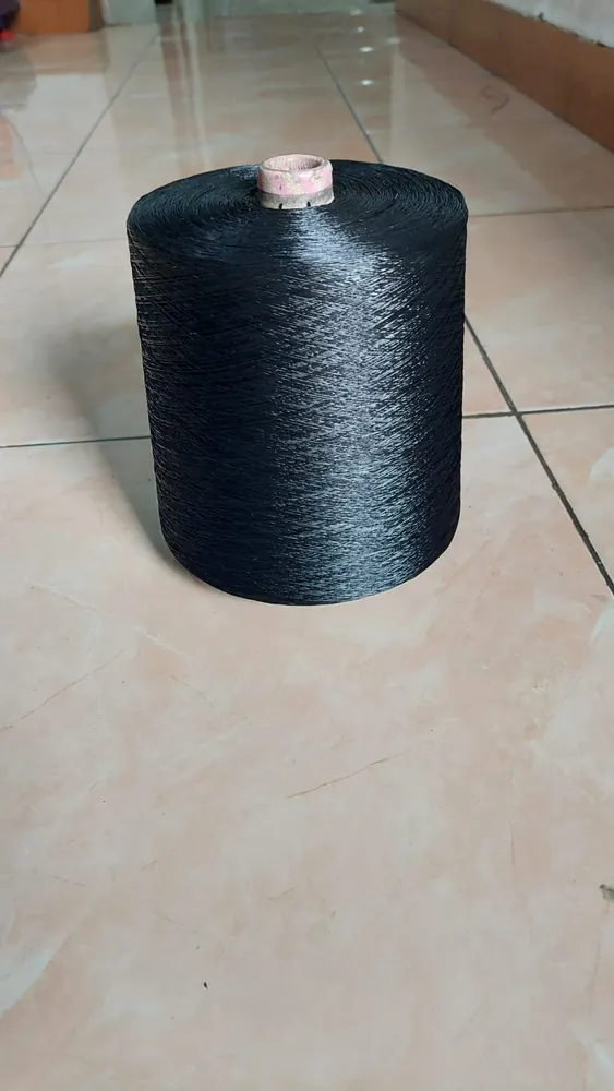 Palet benang bertumpuk di gudang dengan hand pallet