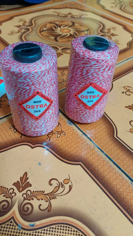 Benang OSTRA 20/6 warna mambo merah-putih dengan label bermerek
