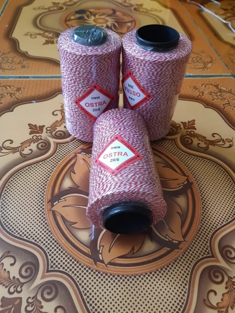 Tiga cone benang OSTRA DMM 20/6 warna mambo merah-putih