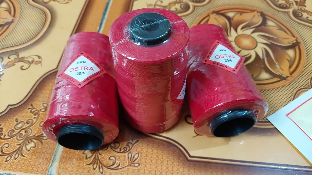 Tiga cone benang OSTRA DMM 20/6 warna merah