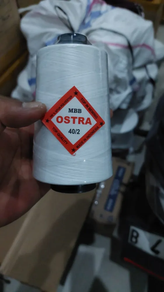 Cone benang OSTRA MBB 40/2 putih dengan label 100% spun polyester