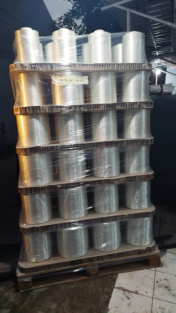 Palet benang terbungkus wrapping siap muat