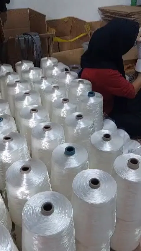 Video: proses pengemasan cone benang di area produksi