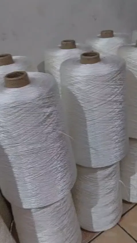 Video: stok cone benang polyester putih di gudang